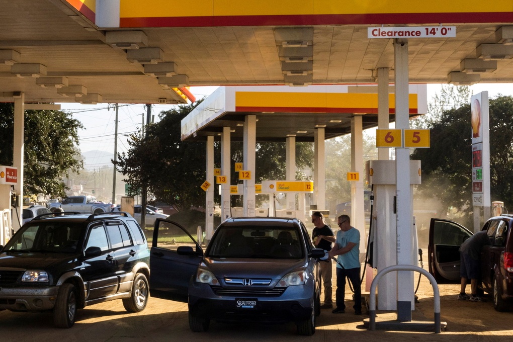 Bão giá dầu đe dọa kinh tế: Tổng thống Trump tìm cách kiềm chế - 1