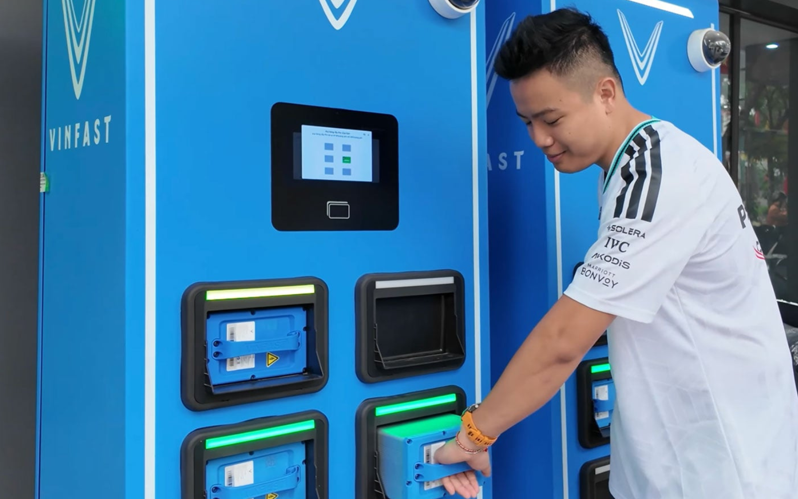 đổi pin - Ảnh 1.