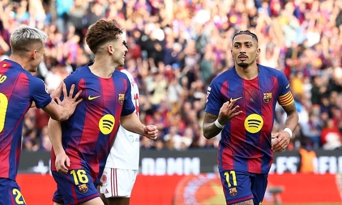Raphinha (phải) mừng hat-trick cho Barca trước Sevilla trên sân Camp Nou, thành phố Barcelona, Tây Ban Nha, vòng 28 La Liga ngày 15/3/2026. Ảnh: Reuters