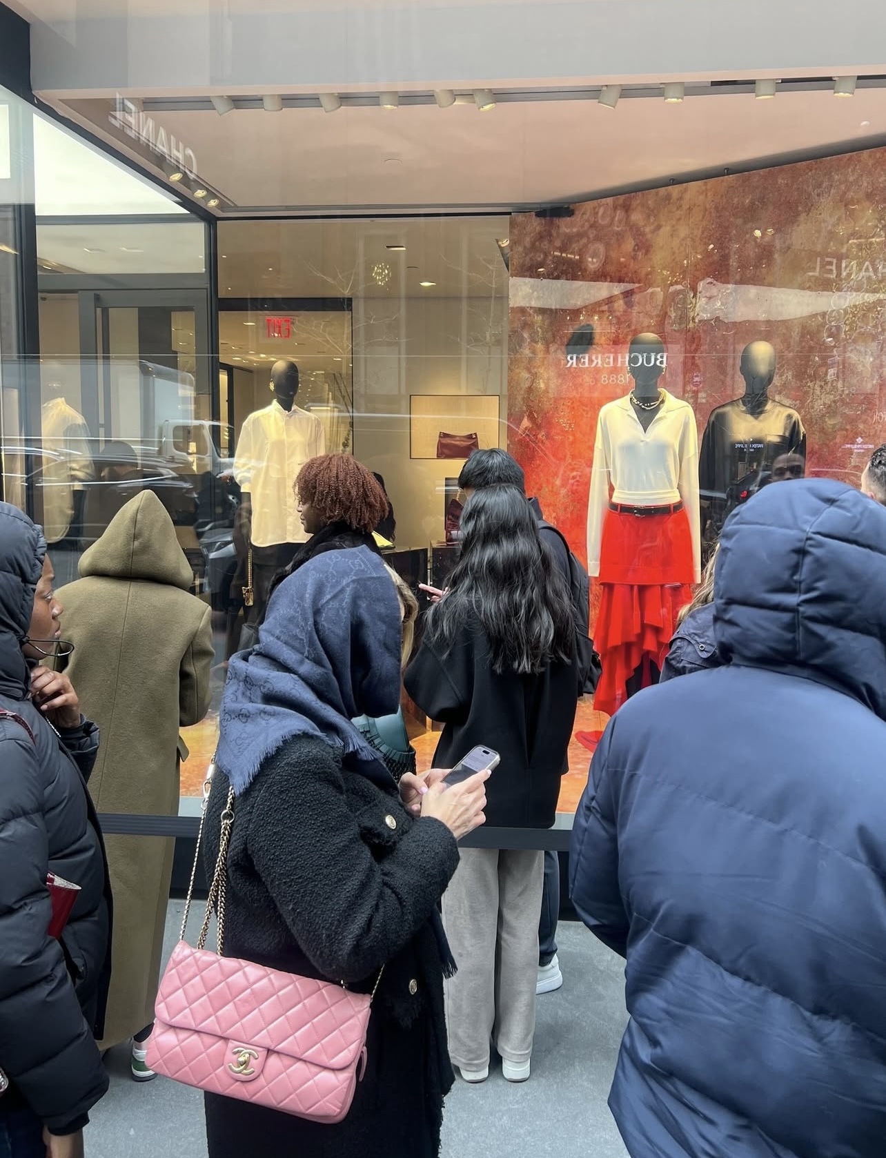 Bất chấp lạnh giá, dân tình sẵn lòng xếp hàng dài để được ngắm và mua BST mới của Chanel dưới thời Matthieu Blazy- Ảnh 2.