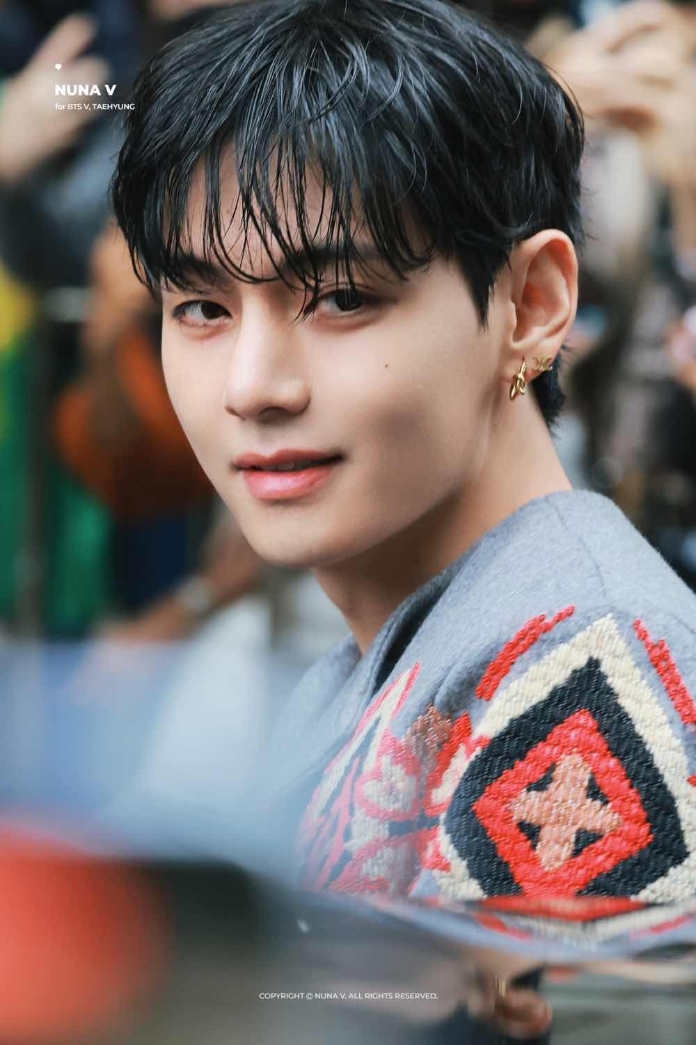 "Bắt gọn" V (BTS) bên cô gái lạ! 1 Bat gon V BTS ben co gai la