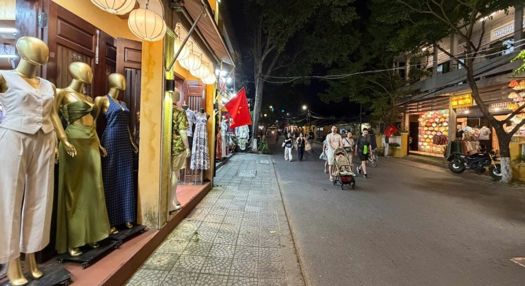 Vỉa hè nhiều tuyến phố ở Hội An đã được lập lại trật tự, khiến nhiều người dân và du khách rất bất ngờ.