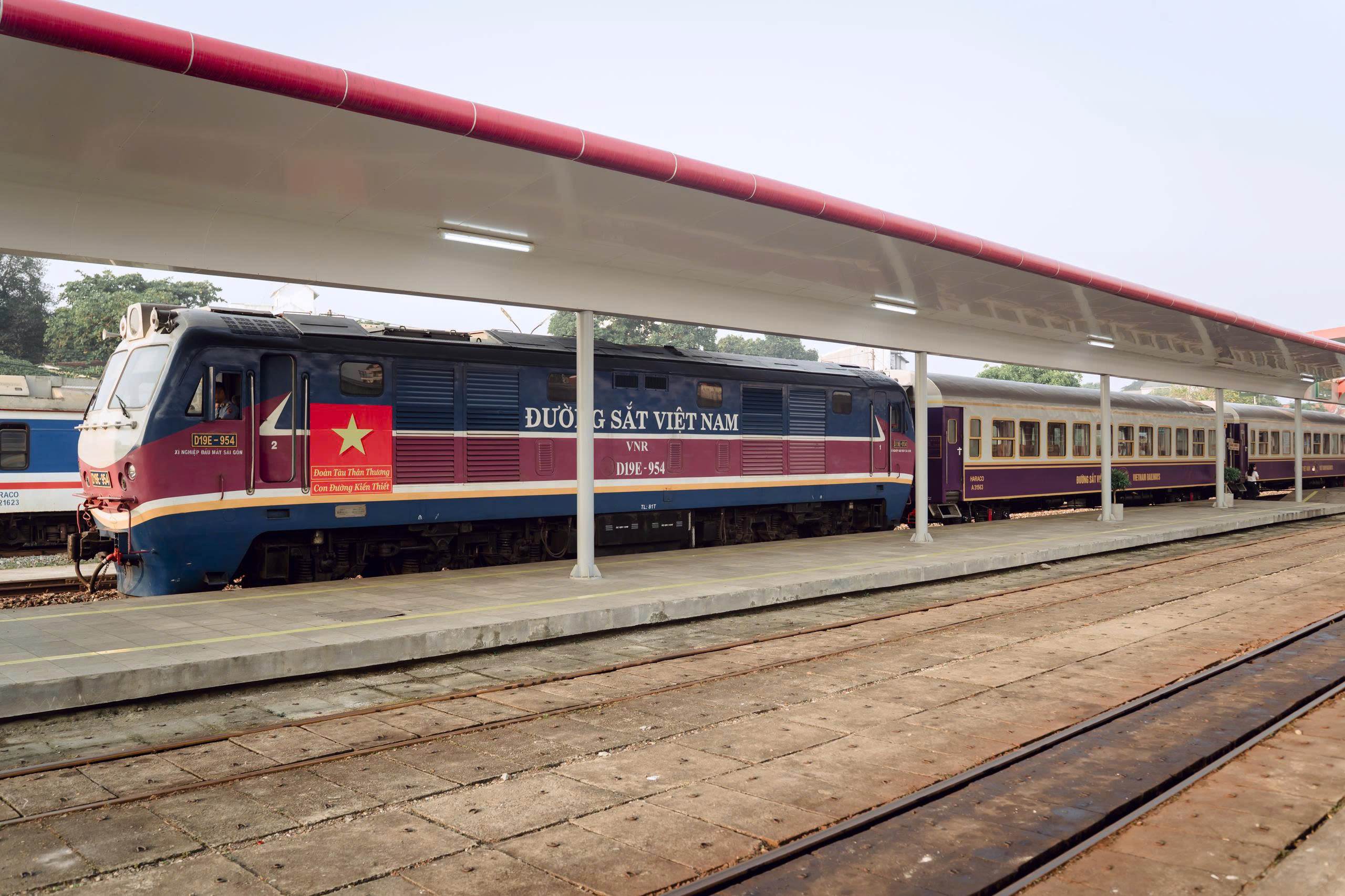 Bất ngờ với giao diện "tím Huế mộng mơ" của đoàn tàu di sản miền Trung 1 Bất ngờ với giao diện