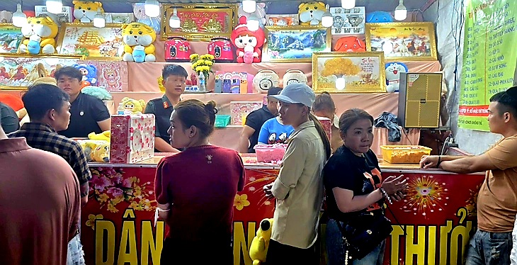 Bắt nhóm tổ chức 'bốc thăm trúng thưởng' trong hội chợ ở Tây Ninh để lừa đảo - Ảnh 1.