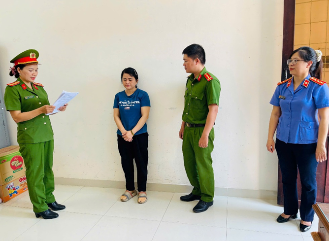 Bắt tạm giam và khám xét nhà chủ hụi Nguyễn Thị Tường Vi- Ảnh 1. Bắt tạm giam và khám xét nhà chủ hụi Nguyễn Thị Tường Vi- Ảnh 1.