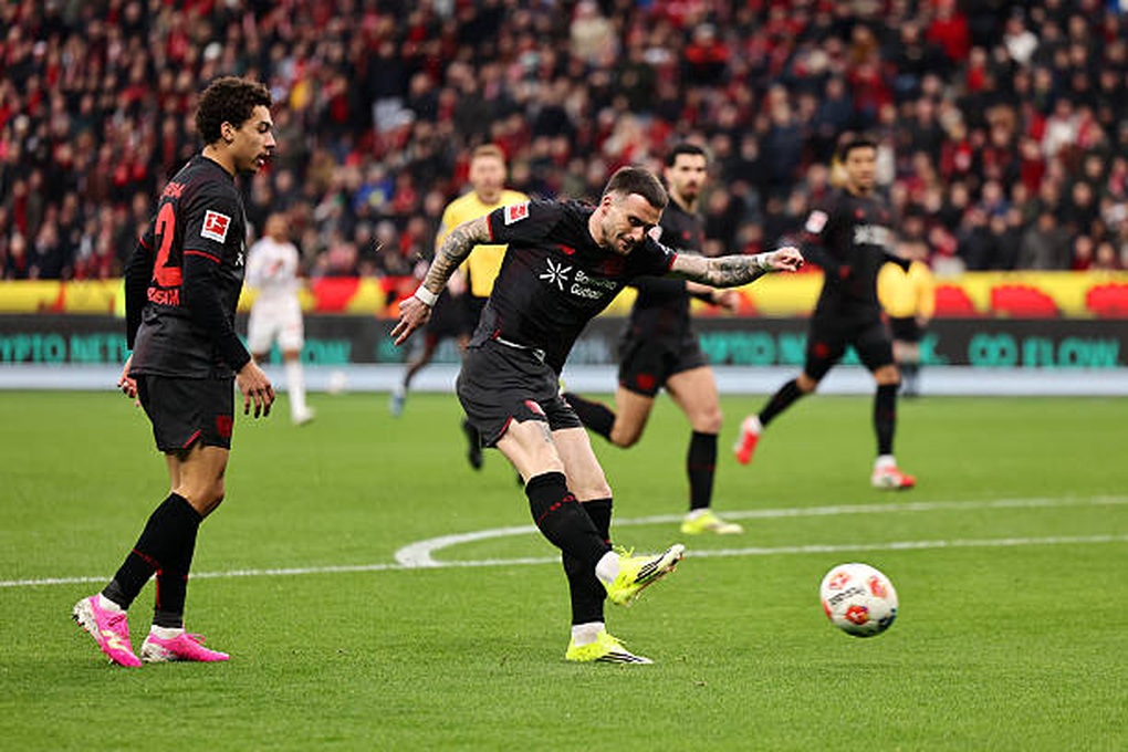 Bayern Munich cầm hòa Leverkusen với 9 người trên sân - 1