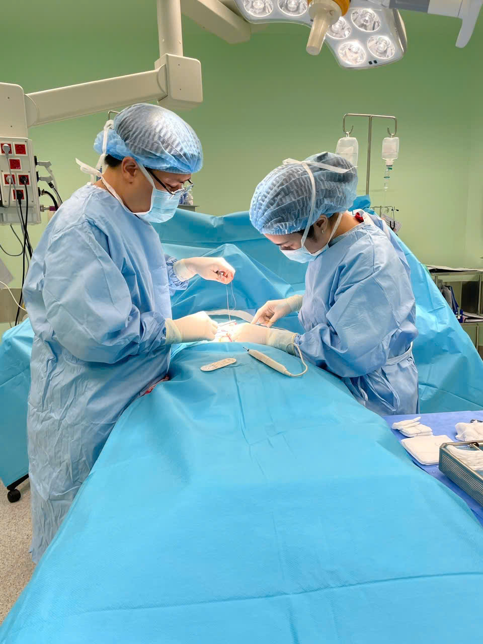 Bé trai 13 tuổi bị chấn thương 'cưỡi ngựa' sau tai nạn xe đạp - Ảnh 1.