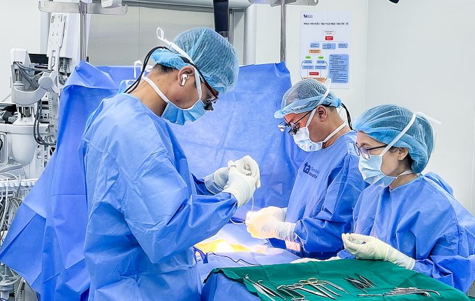 Bác sĩ Trọng (thứ hai, từ phải qua) và êkíp bác sĩ mổ cho bé Mạnh. Ảnh: Bệnh viện Đa khoa Tâm Anh