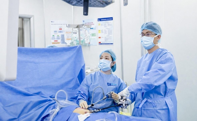 Bác sĩ Vũ (phải) và êkíp phẫu thuật nội soi cho Tấn. Ảnh: Bệnh viện Đa khoa Tâm Anh