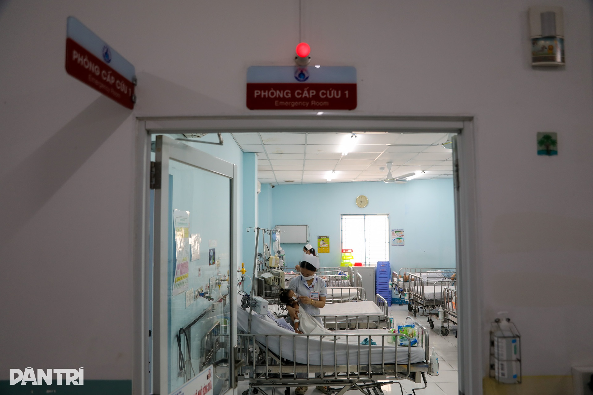 Bên trong nơi cứu chữa trẻ mắc tay chân miệng nặng, biến chứng ngưng thở - 1