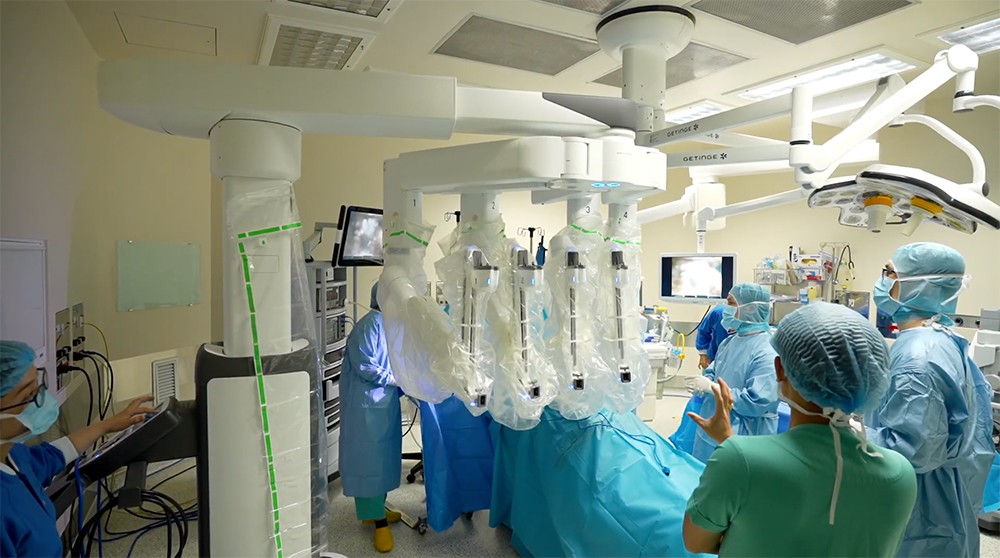 Ê-kíp Khoa Ngoại Tổng quát, Bệnh viện FV thực hiện ca phẫu thuật sỏi túi mật bằng robot da Vinci Xi. (Ảnh: FV)