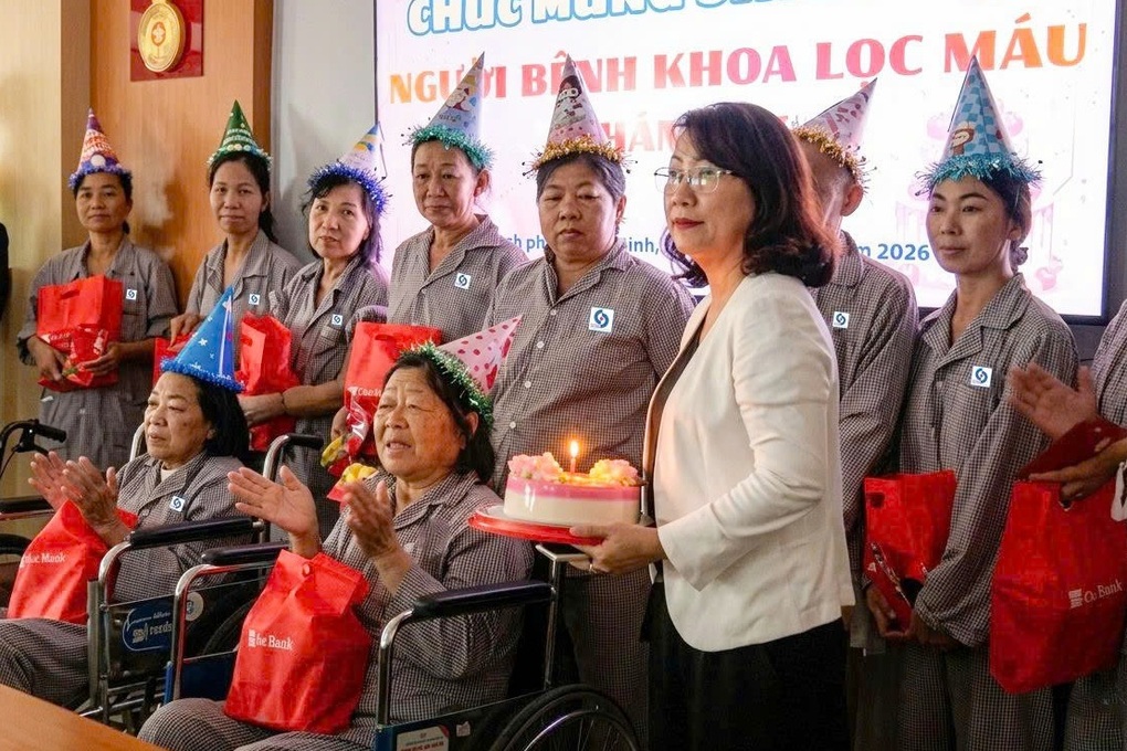 Bệnh nhân suy thận vỡ òa khi được làm điều đầu tiên sau 60 năm cuộc đời - 1