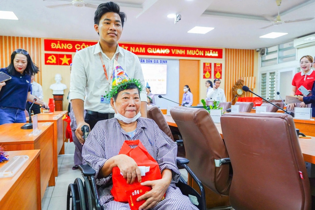 Bệnh nhân suy thận vỡ òa khi được làm điều đầu tiên sau 60 năm cuộc đời - 3