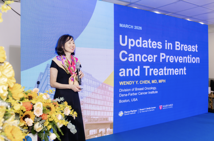 PGS y khoa Wendy Y. Chen từ Viện Ung thư Dana-Farber thuộc Đại học Y Harvard (Mỹ) chia sẻ tại hội thảo. Ảnh: Bệnh viện cung cấp