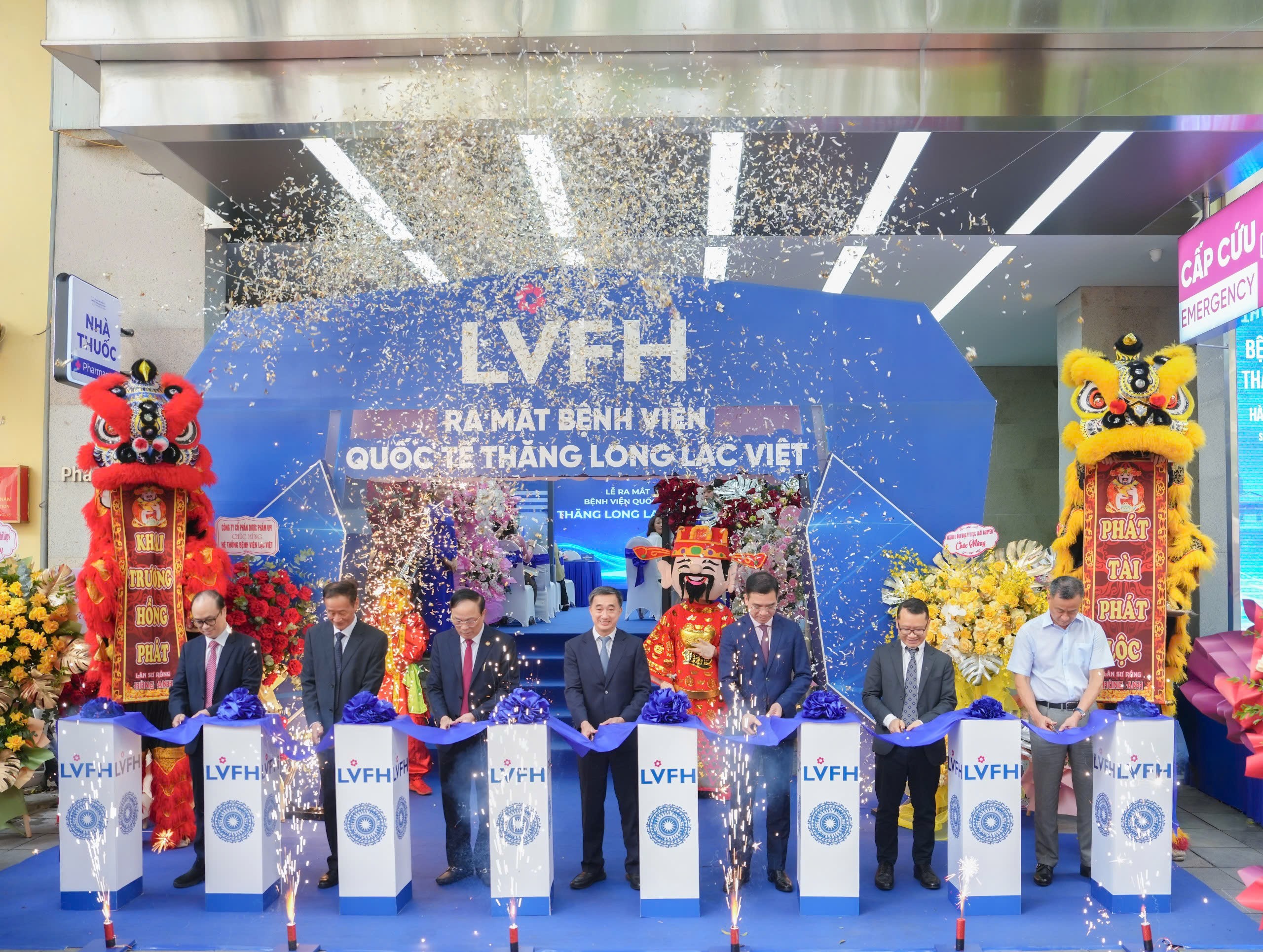  Lãnh đạo Bộ Y tế, Sở Y tế và Ban Lãnh đạo Bệnh viện cắt băng khánh thành