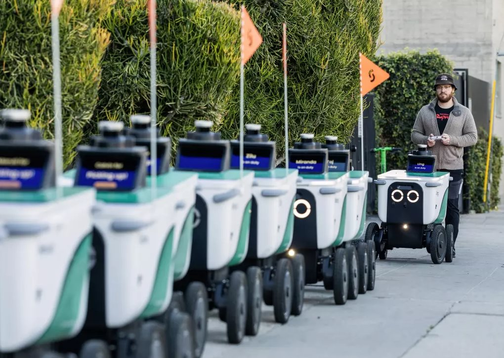 Bị AI cướp việc, tài xế công nghệ chuyển sang làm nghề 'chăn dắt robot' với mức lương 1,4 tỷ đồng- Ảnh 1.