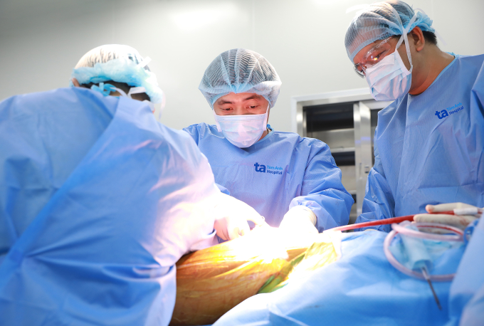 Bác sĩ Lộc (giữa) trong một ca phẫu thuật thay khớp háng cho người bệnh hoại tử chỏm xương đùi. Ảnh: Bệnh viện Đa khoa Tâm Anh
