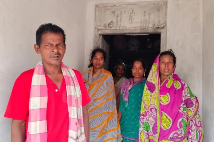 Ông Jaya Khuntia cùng gia đình ở bang Odisha, miền đông Ấn Độ. Ảnh: Al Jazeera