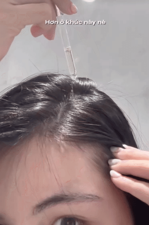 Cô nàng này khoe mái tóc đen bóng và tua tủa tóc con: Bí mật nằm ở bước ủ với lọ dầu dưỡng giá hơn 100k- Ảnh 1.