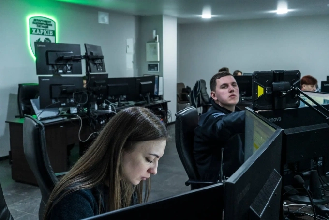 Các nhân viên làm việc tại cơ sở báo động bí mật của Kharkov. Ảnh: NYT