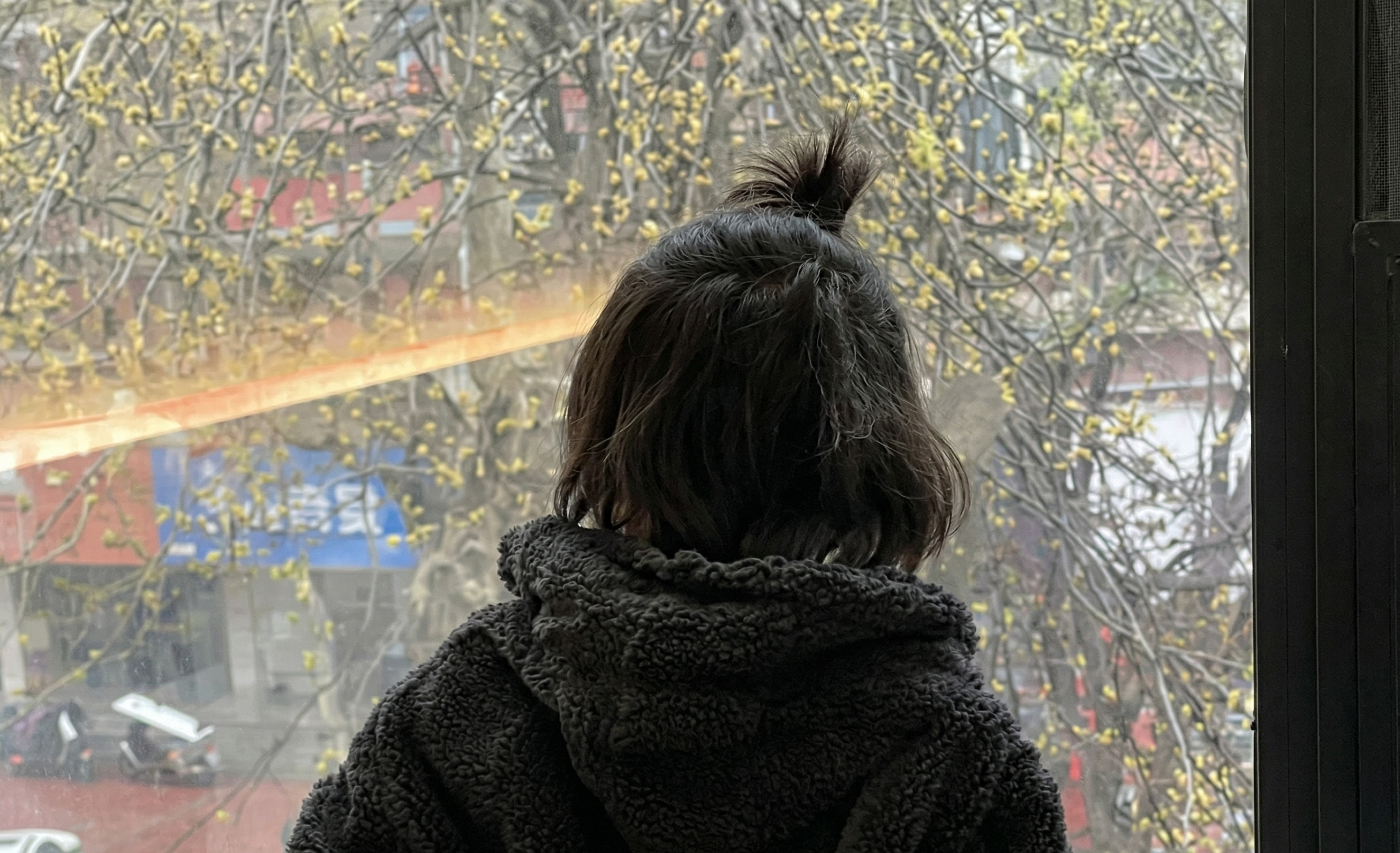 Bị mẹ bỏ rơi 2 tuần trong khách sạn, bé trai nói câu khiến nhiều người nghẹn lòng - Ảnh 1.