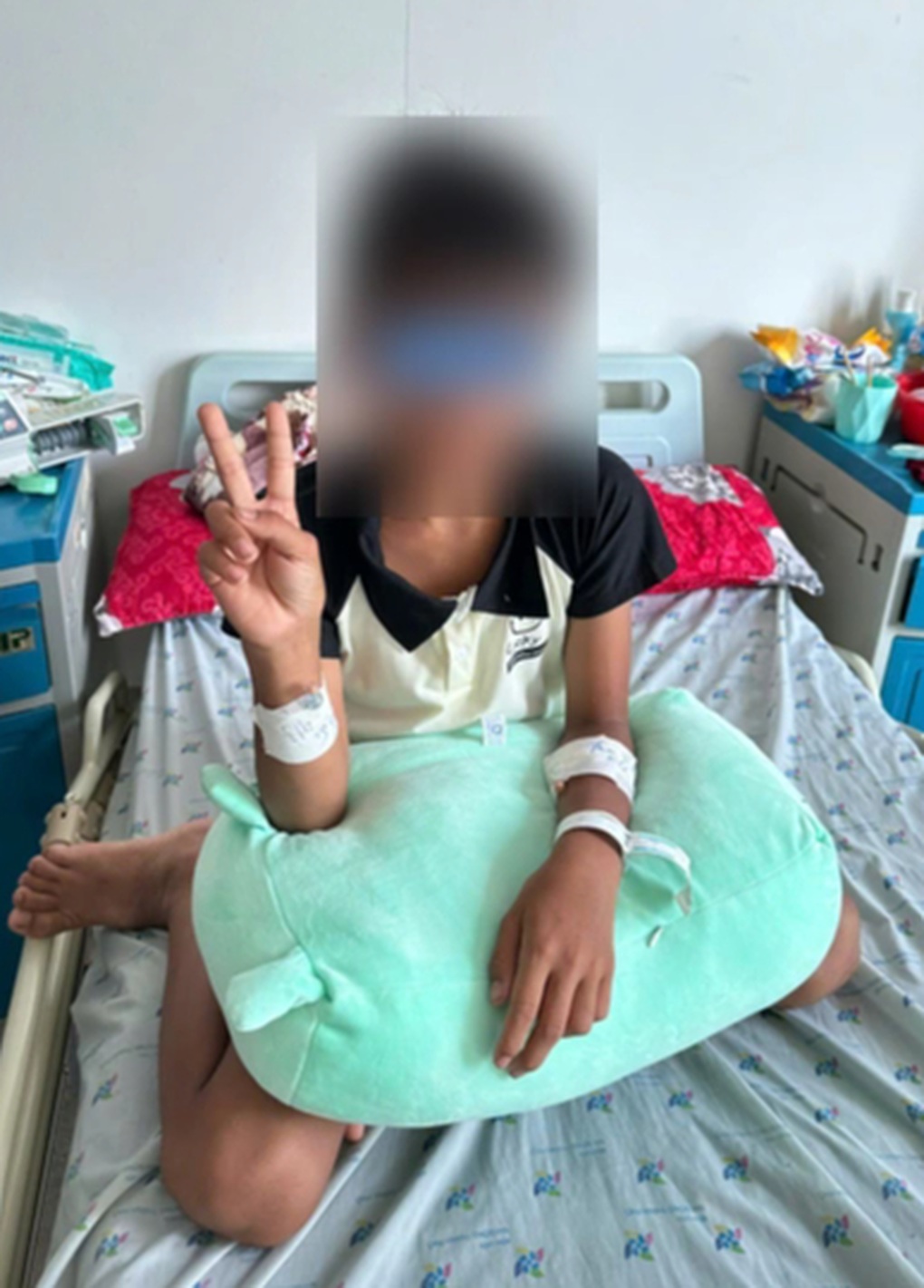 Bị mẹ mắng, bé 12 tuổi uống chai thuốc trừ sâu nguy kịch - 1