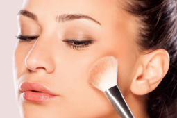 Mẹo trang điểm không bóng nhờn cho nữ văn phòng mùa nồm ẩm