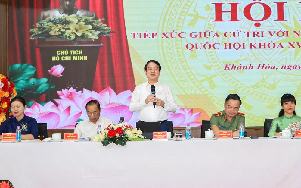 Ông Nghiêm Xuân Thành cùng các đại biểu tại hội nghị tiếp xúc giữa cử tri với những người ứng cử. Ảnh: XH z7602439018684_f157e2c629407d419c2a8ae16f304d1e.jpg
