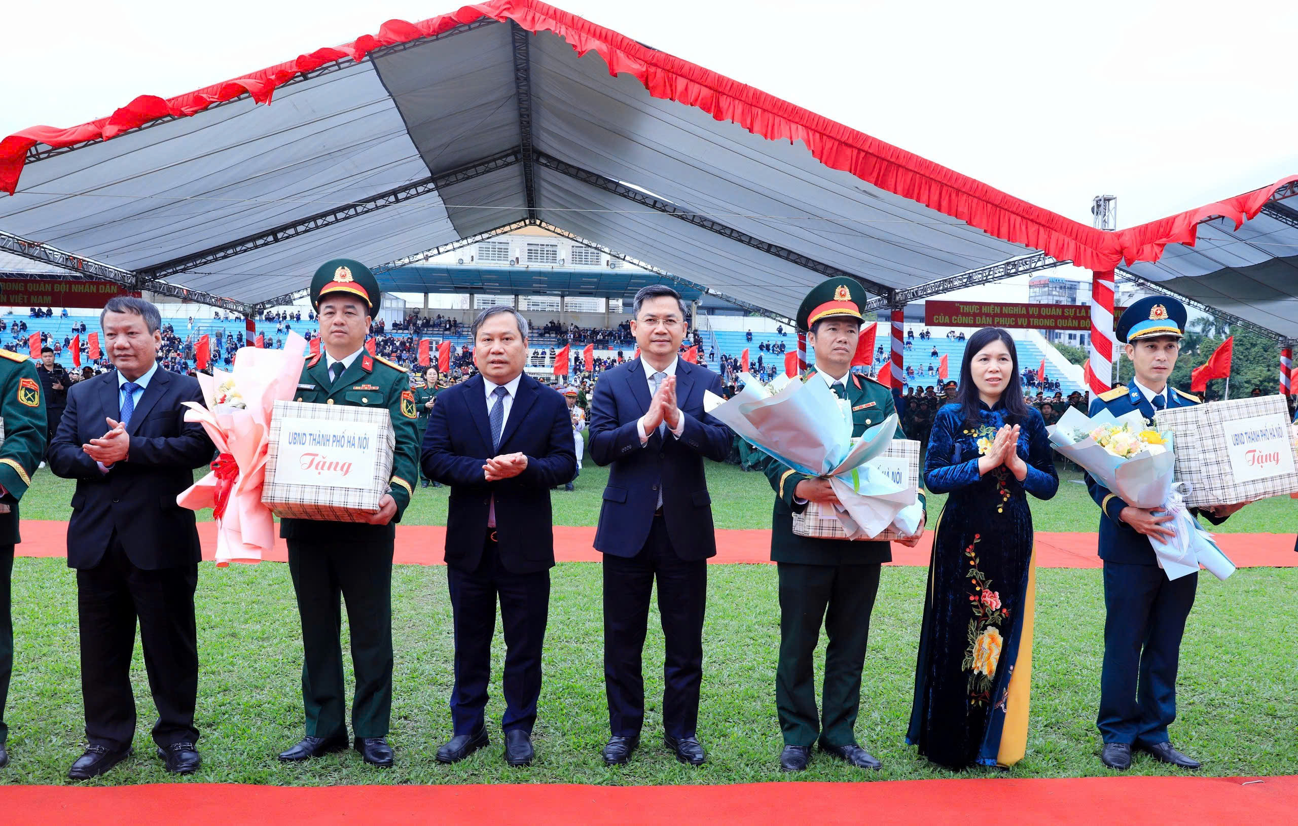 Bí thư Thành ủy Hà Nội Nguyễn Duy Ngọc tiễn đưa thanh niên lên đường nhập ngũ 7 Hà Nội rộn ràng ngày hội tòng quân - Ảnh 7.