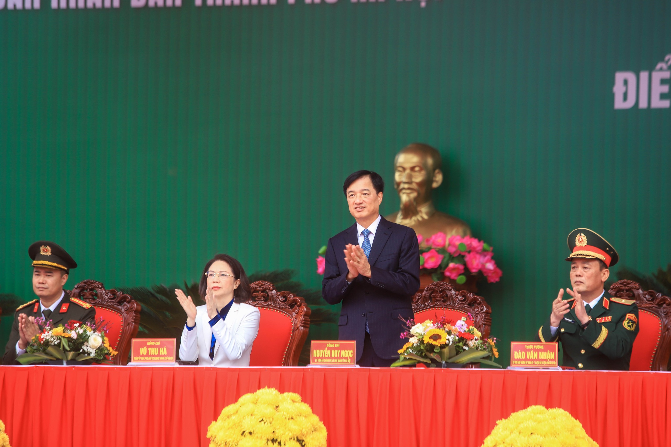 Bí thư Thành ủy Hà Nội Nguyễn Duy Ngọc tiễn đưa thanh niên lên đường nhập ngũ 1 Hà Nội rộn ràng ngày hội tòng quân - Ảnh 1.