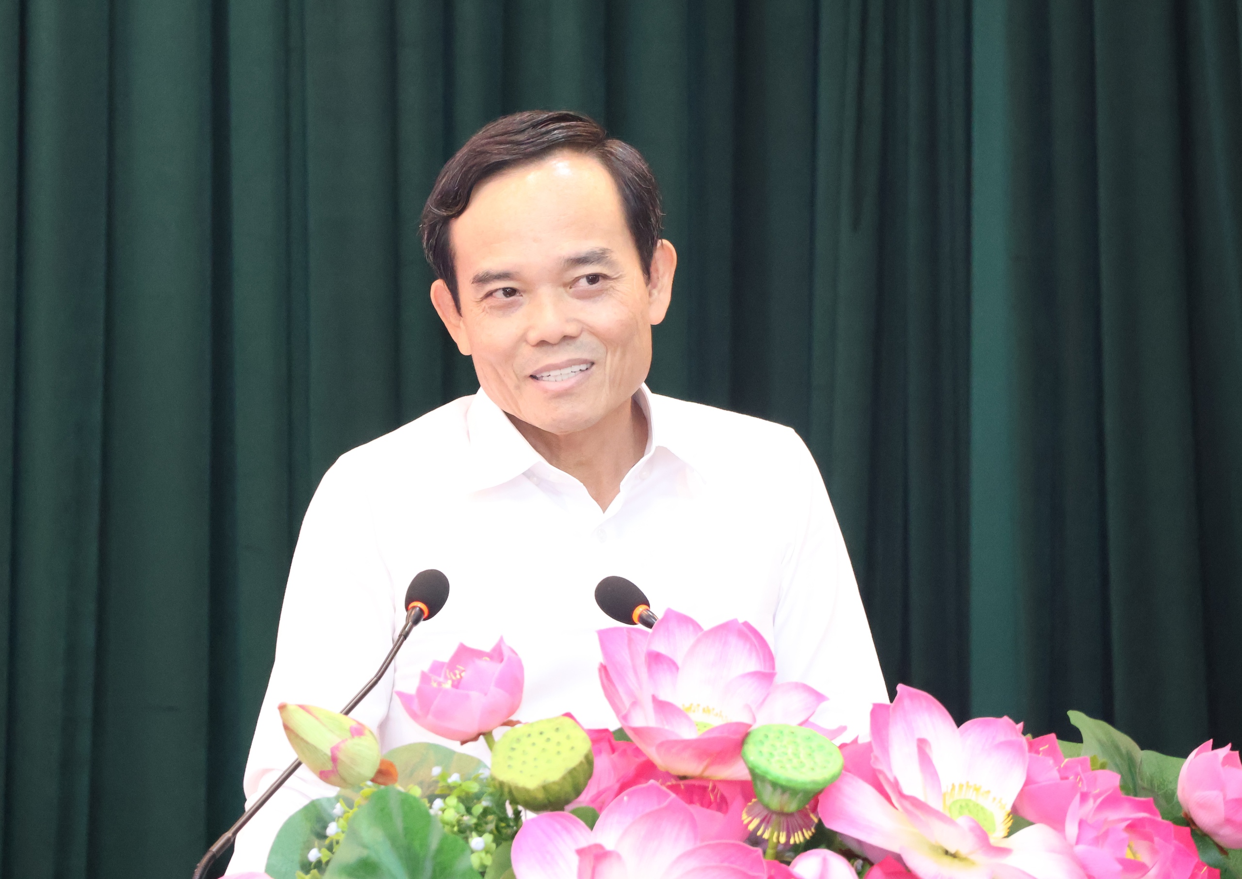 Bí thư Thành ủy TPHCM cảnh báo nguy cơ từ điện thoại thông minh với trẻ em - Ảnh 2.