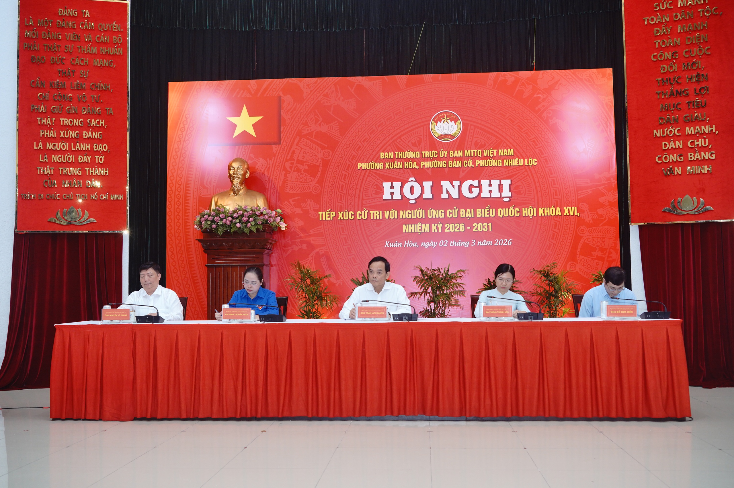 Bí thư Thành ủy TP.HCM tiếp xúc cử tri 3 phường Xuân Hòa, Nhiêu Lộc, Bàn Cờ 1 Bí thư Thành ủy TP.HCM tiếp xúc cử tri 3 phường Xuân Hòa, Nhiêu Lộc, Bàn Cờ - Ảnh 1.