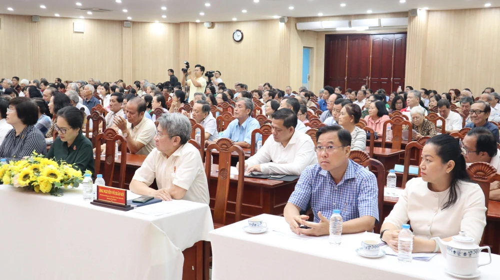 Tiếp xúc cử tri Đơn vị bầu cử số 6 ở các phường Chợ Lớn, Chợ Quán và An Đông. Ảnh: THANH THÙY Bí thư Trần Lưu Quang: Xử lý lấn chiếm vỉa hè nhiều khi không nỡ, không dũng cảm để làm-tiep-xuc-cu-tri-tram-y-te-tphcm 2.jpg