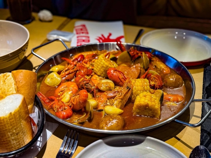 Người có bệnh dạ dày không nên ăn các món ăn cay nóng để tránh đau rát hoặc viêm dạ dày. Ảnh: Quốc An