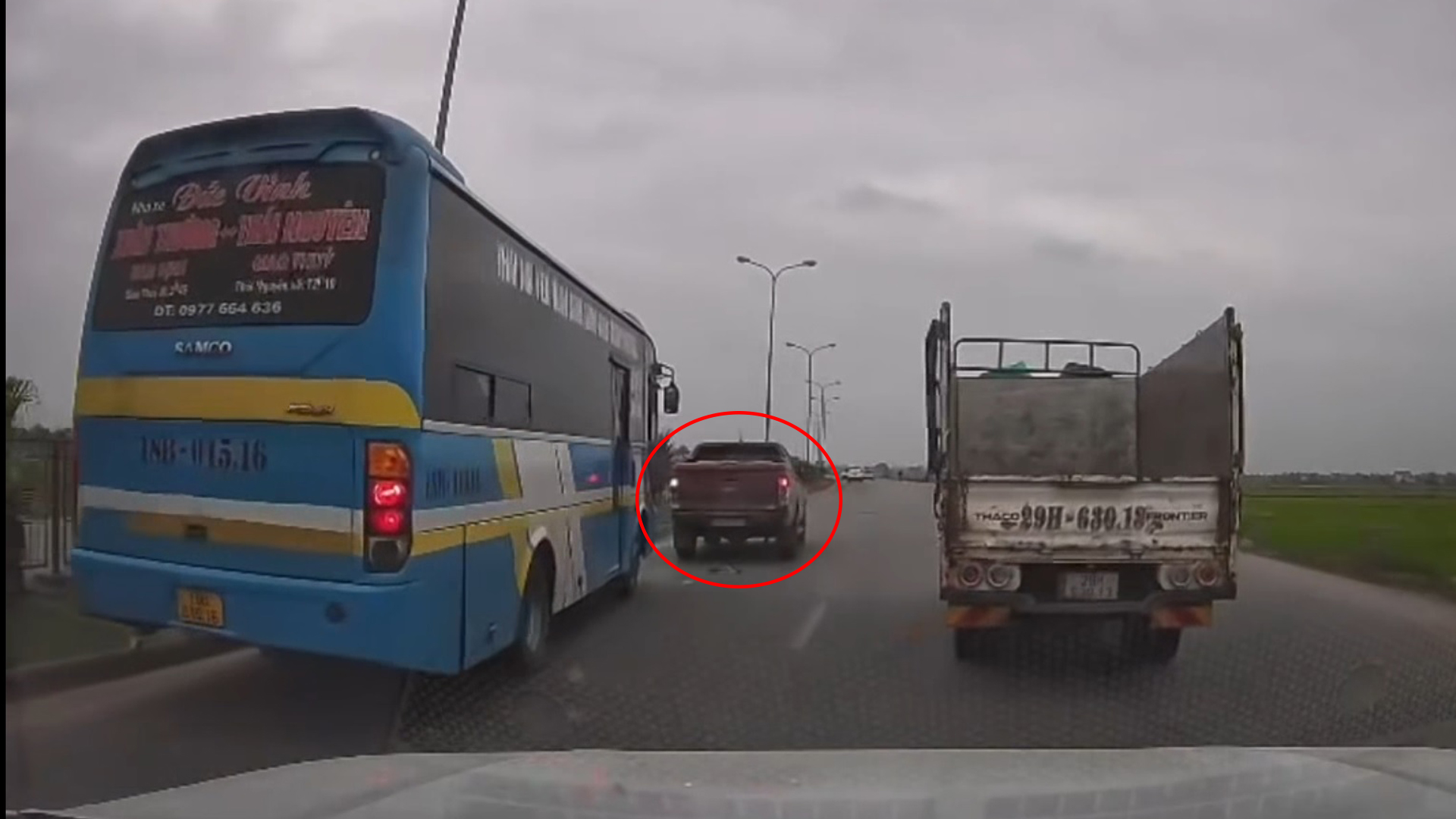 Bị xe khách tạt đầu, tài xế lái xe bán tải đánh võng, chèn đường 'trả đũa' - Ảnh 1.