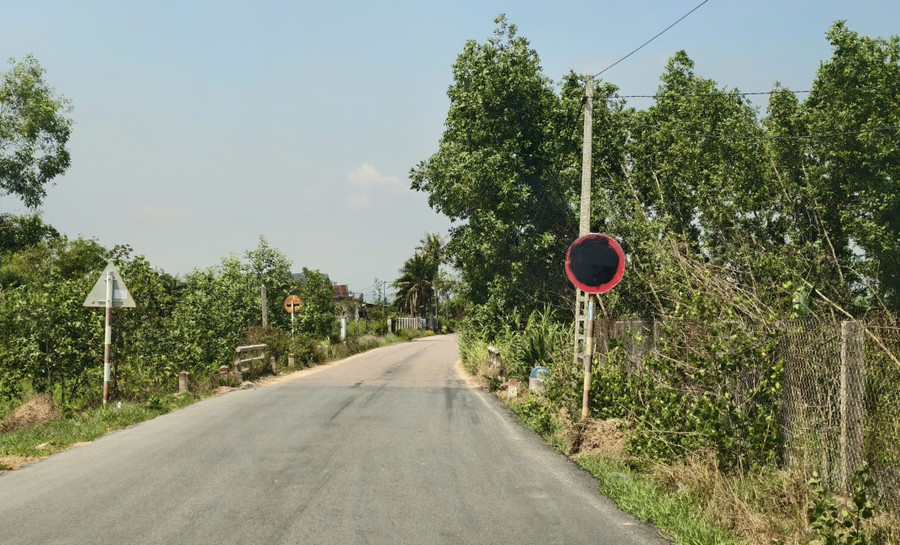 Biển báo tải trọng liên tục bị bôi đen trên tuyến đường phục vụ sân bay Phù Cát - Ảnh 1.