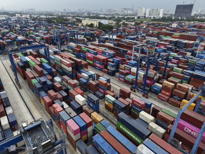 Container hàng hóa tại cảng Cát Lái chiều 4/2. Ảnh: Thanh Tùng