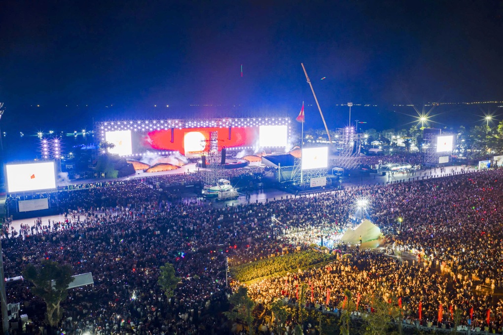 Biển người “cháy” cùng đêm khai mạc Năm du lịch Quốc gia - Gia Lai - 1