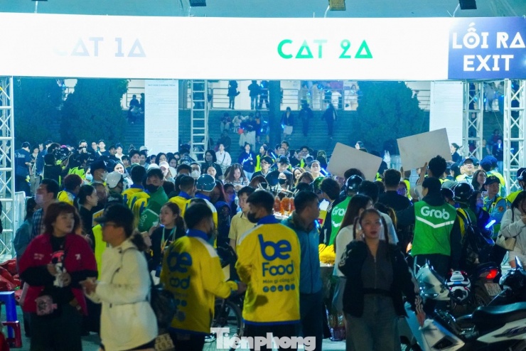 Biển người rời đi, Mỹ Đình tắc nghẽn lúc nửa đêm - 1