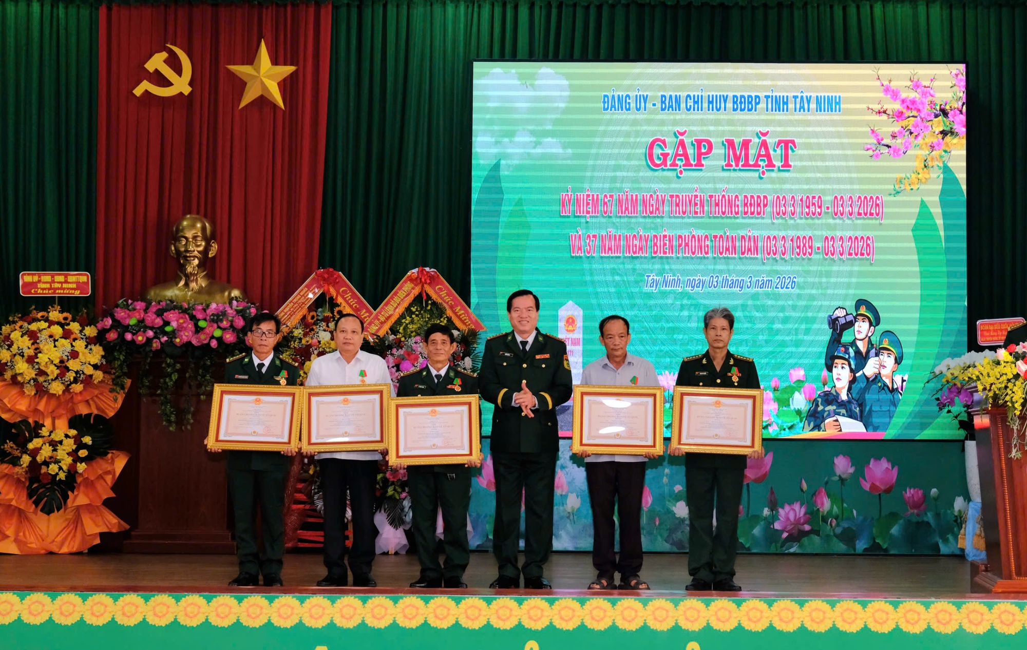 Biên phòng Tây Ninh nhận 13 huân chương, 98 huy chương cá nhân dịp 67 năm ngày truyền thống 1 biên phòng - Ảnh 1.