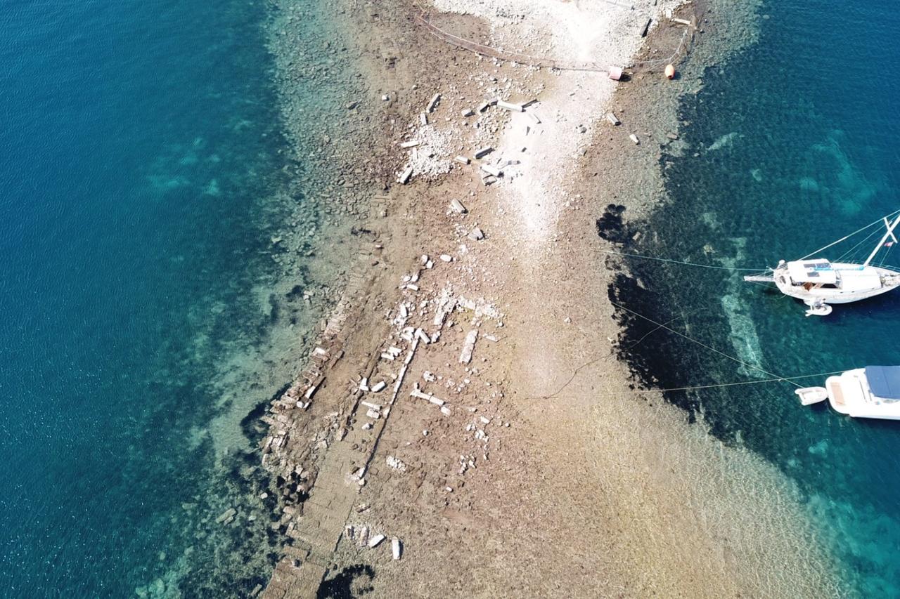 Biển rút bất thường, lộ con đường đá 3.500 năm tuổi ở Thổ Nhĩ Kỳ 1 biển - Ảnh 1.