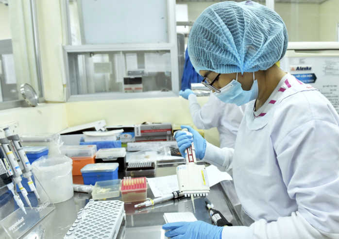 Biến thể COVID-19 BA.3.2 xuất hiện: Bộ Y tế khuyến cáo gì? 1 Lấy mẫu xét nghiệm COVID-19 tại cơ sở y tế. Ảnh minh họa