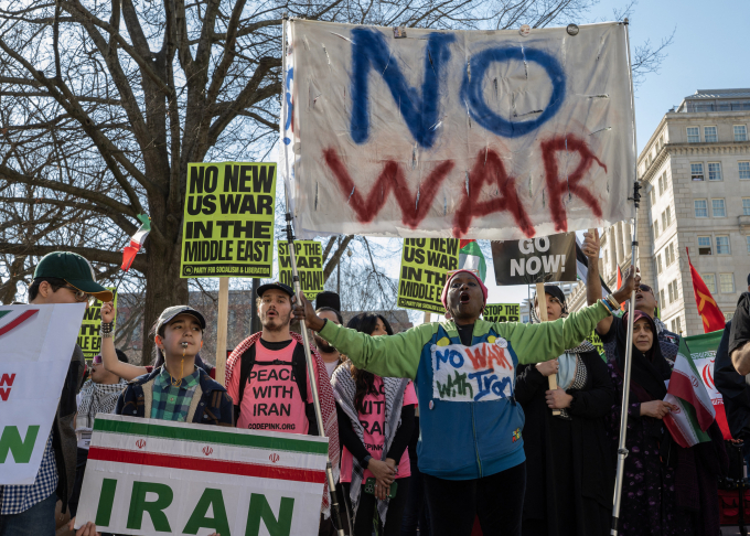 Biểu tình phản đối cuộc tấn công của Mỹ và Israel vào Iran tại khu vực gần Nhà Trắng, thủ đô Washington, ngày 28/2. Ảnh: AFP