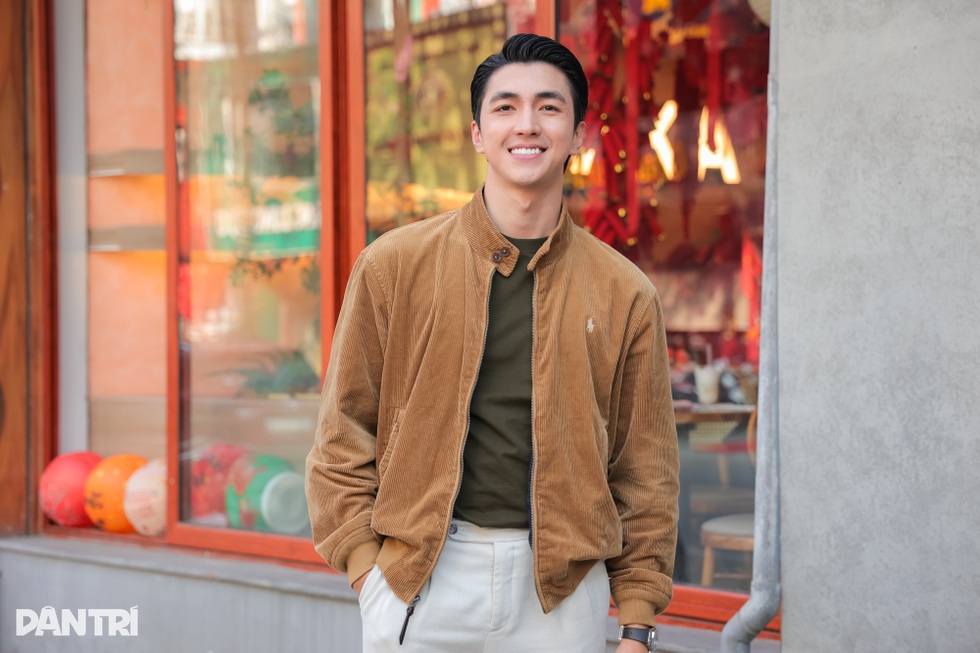 Bình An tiết lộ phản ứng của vợ khi xem chồng đóng cảnh nóng, bị tra tấn - 1