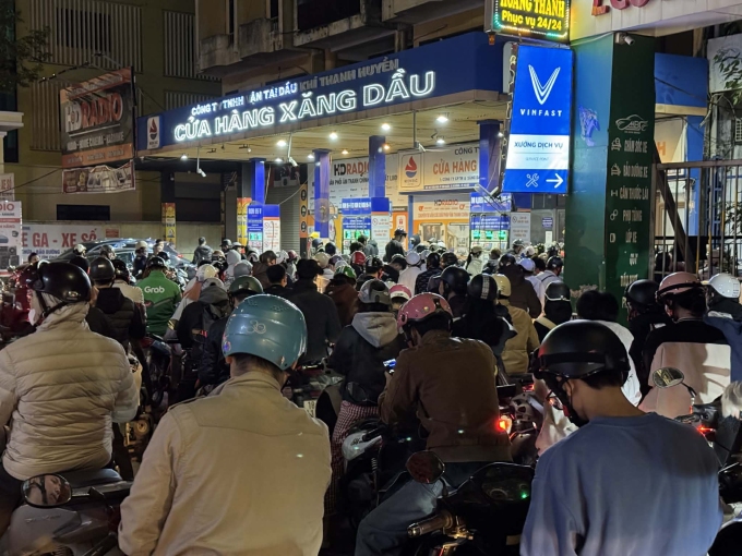 Xếp hàng mua xăng tại cửa hàng trên phố Trần Phú, Hà Đông, Hà Nội tối 9/3. Ảnh: Thanh Hải