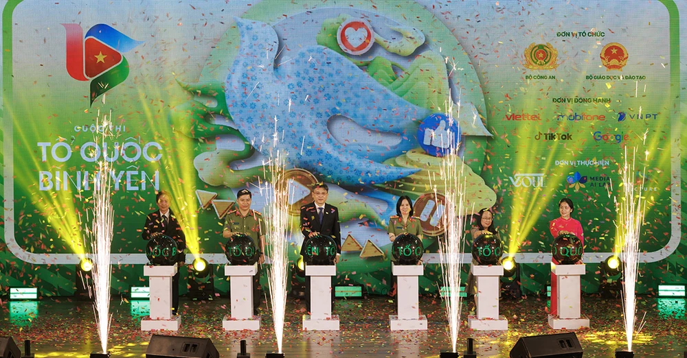 Các đại biểu thực hiện nghi thức khởi động cuộc thi 3.jpg