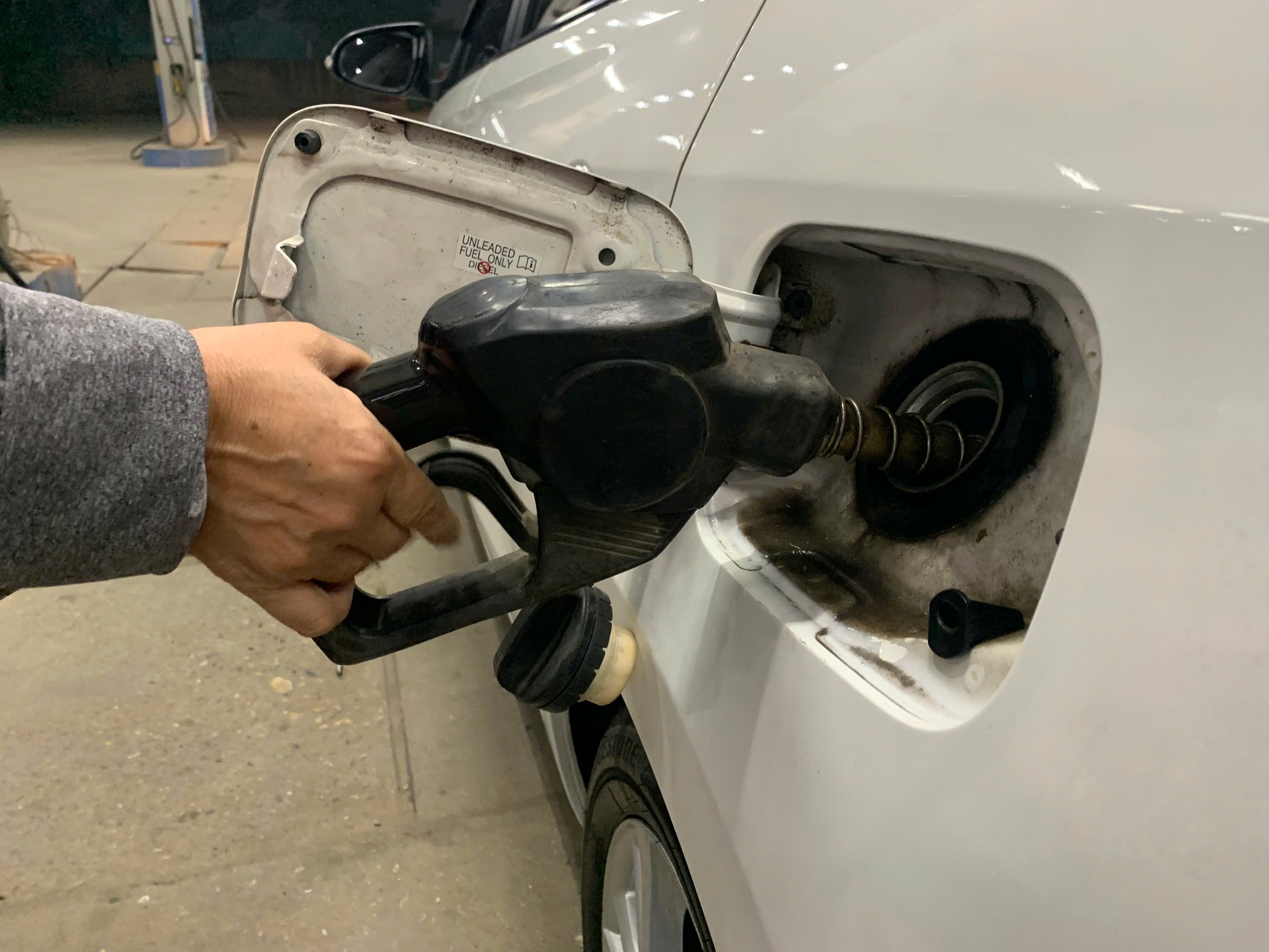 Bộ Công thương đề nghị kiểm tra thị trường xăng dầu, ngăn chặn găm hàng, tăng giá- Ảnh 1.