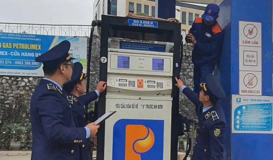 Bộ Công thương 'hỏa tốc' chỉ đạo kiểm tra, ngăn chặn tăng giá xăng dầu bất hợp lý- Ảnh 1. Bộ Công thương 'hỏa tốc' chỉ đạo kiểm tra, ngăn chặn tăng giá xăng dầu bất hợp lý- Ảnh 1.