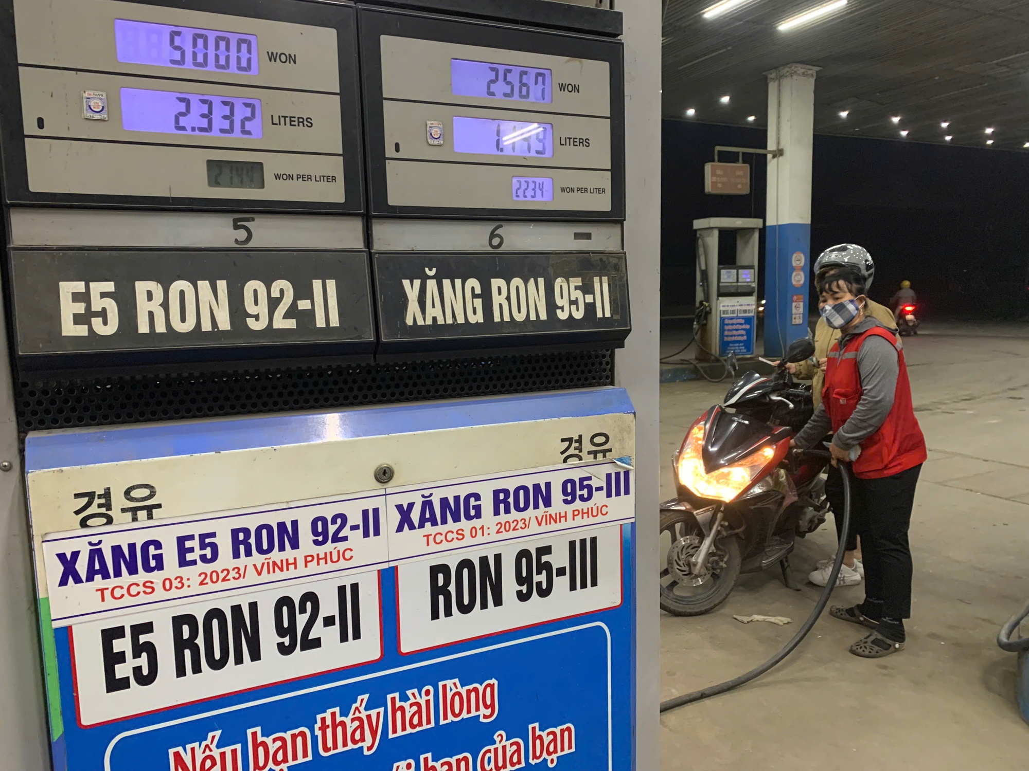 Bộ Công thương thông tin về nguồn cung sau khi giá xăng dầu tăng vọt- Ảnh 1.