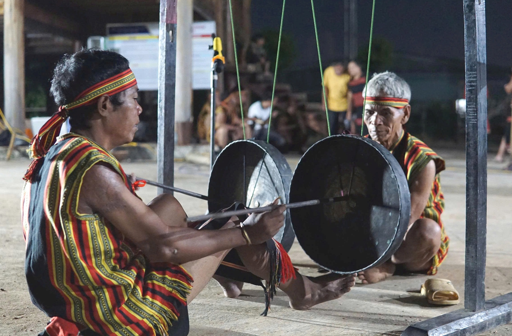 Vật thiêng của làng: Bộ chiêng được sùng kính 'như tổ tiên'- Ảnh 1.